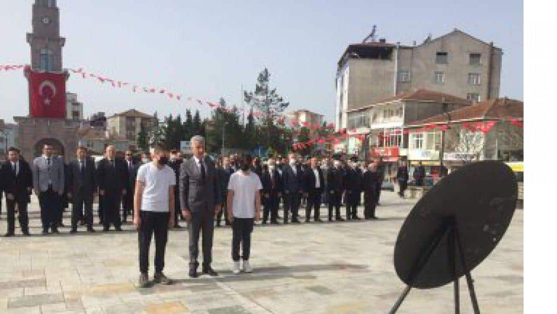 İlçe Milli Eğitim Müdürümüz Olgun ŞENSOY, 23 Nisan Ulusal Egemenlik ve Çocuk Bayramı'nın 102. yıl dönümü Kutlamaları Kapsamında Atatürk Anıtı'na Çelenk Sundu